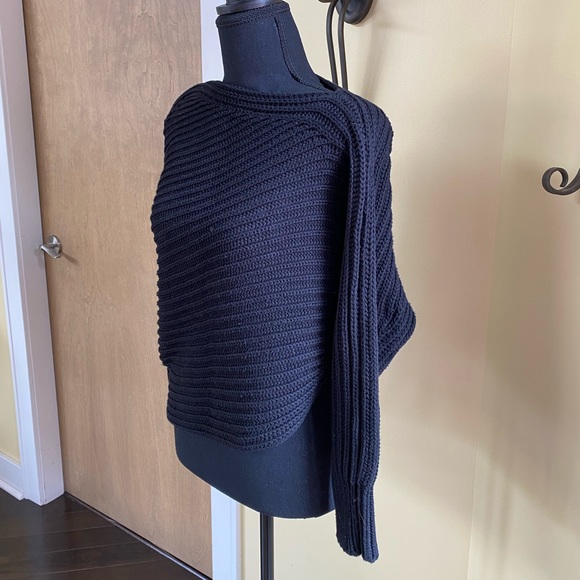 WITCHERY asymmetrical cropped sweater! 🧶 - Picture 2 of 3